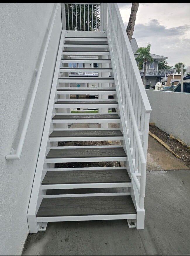 Building Photo - 1BR/1BA Newly Renovated Canal front Condo on Venice Island