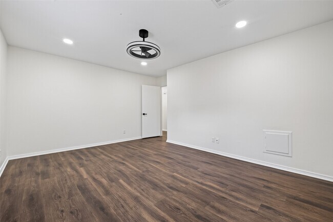 Building Photo - 5830 Yarwell Dr