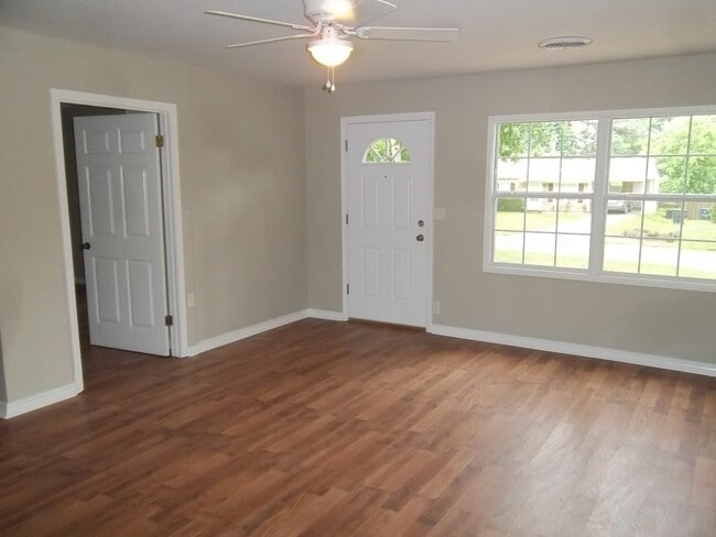Building Photo - 2832 Holiday Ln