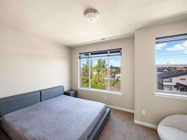 Building Photo - 2423 W Bridge Ave