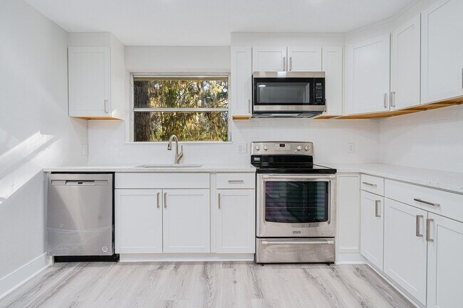 Building Photo - Stunning Remodeled 3-Bedroom Home in Prime Ormond Location