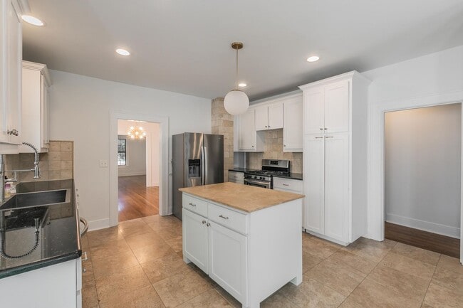 Building Photo - CHARMING and UPDATED 3/2 in The Cultural District