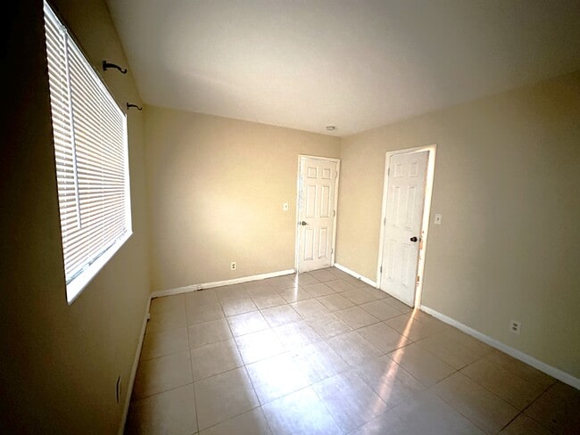 Building Photo - 148 NW 40th Ct