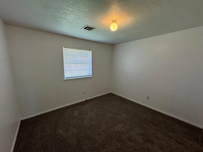 Building Photo - New paint, ready for move in, 3 bed 2 bath, 2 car in south OKC!