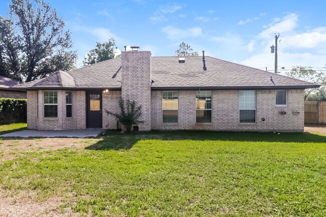 Building Photo - 601 E 6th St