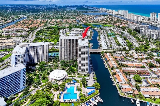 Building Photo - 2500 Parkview Dr