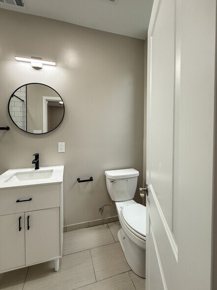 Building Photo - 204 S 41st St