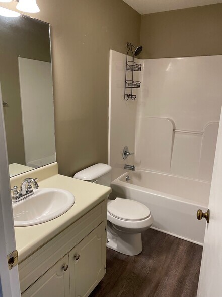Building Photo - 130 Country Village Ct