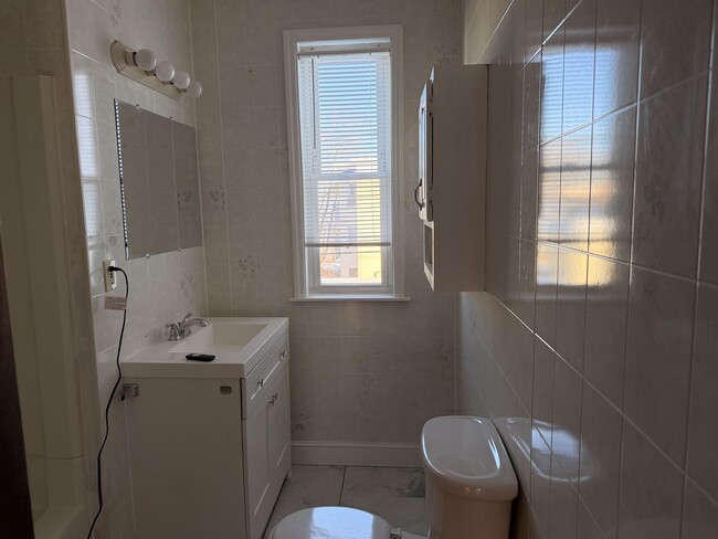 Building Photo - 561 Rimmon St