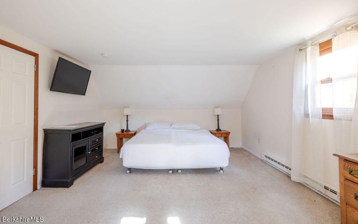 Building Photo - 230 Middle Rd