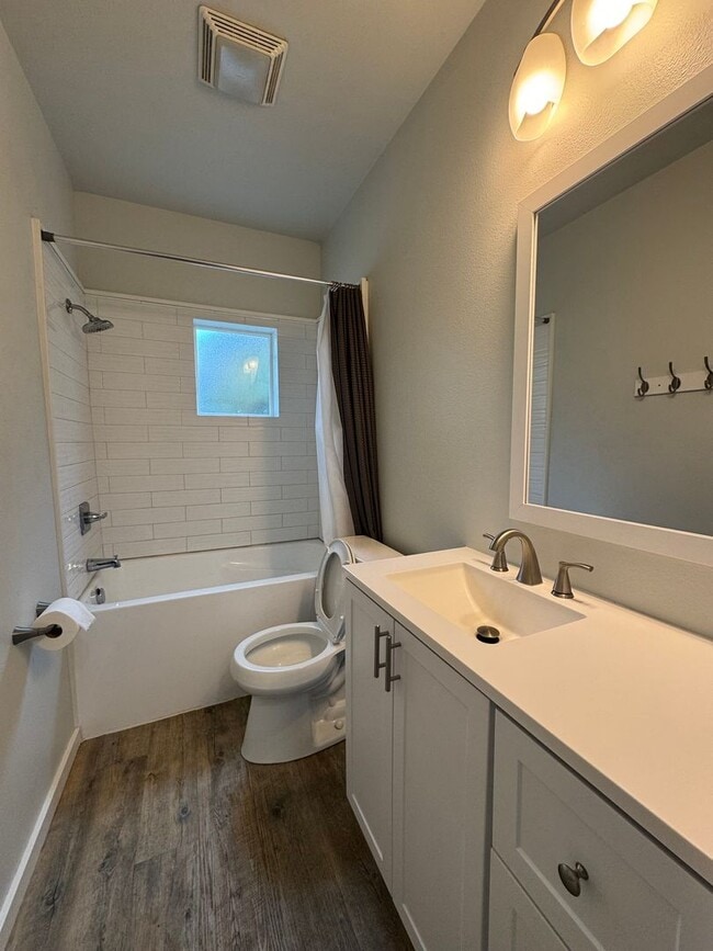 Building Photo - Beautifully Remodeled House