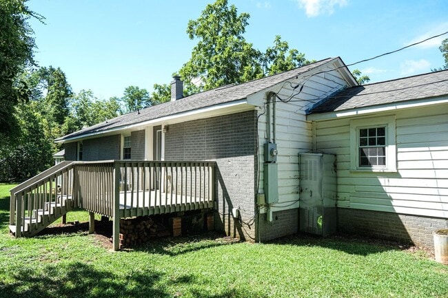 Building Photo - Charming 3/2.5 House with Lawn Care included!