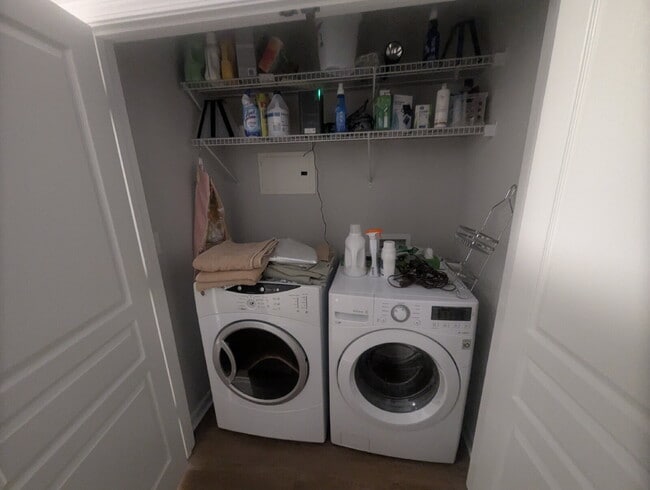 Building Photo - 400 Bucksley Ln