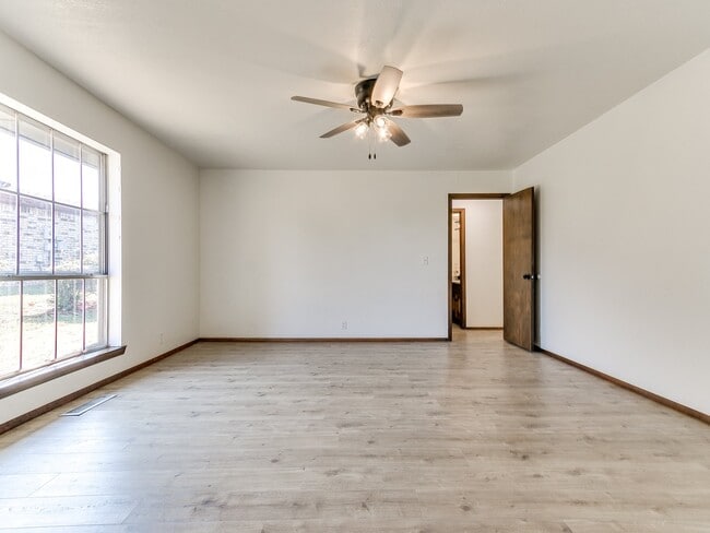 Building Photo - Clador