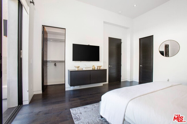 Building Photo - 454 N Sweetzer Ave