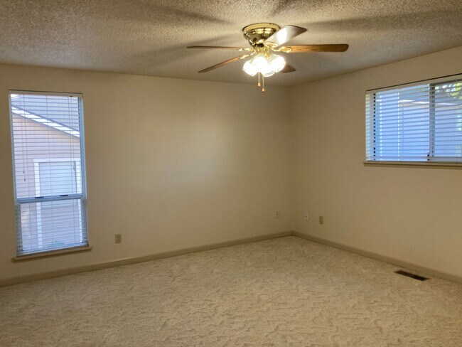 Building Photo - MOVE-IN SPECIAL: Spacious 4 Bedroom Home in N. Richland