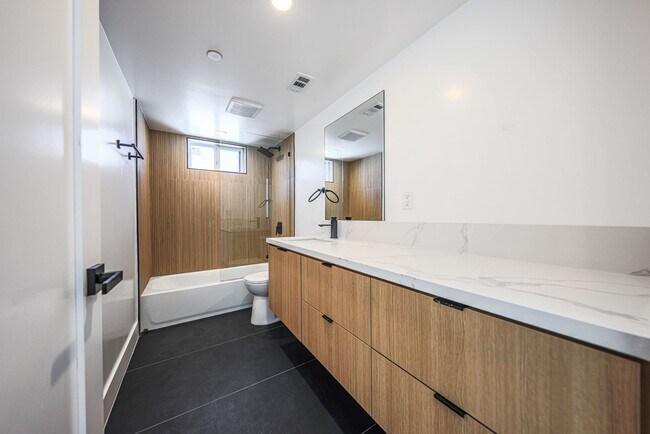 Building Photo - 1237 N Orange Dr