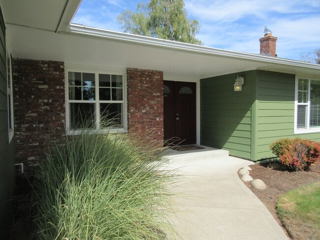 Building Photo - Well Maintained Three Bedroom in Keizer