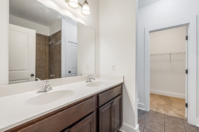 Building Photo - Newly renovated 2 Bedroom Condo with a bon...