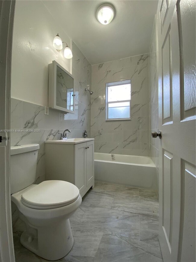 Building Photo - 479 NE 129th St