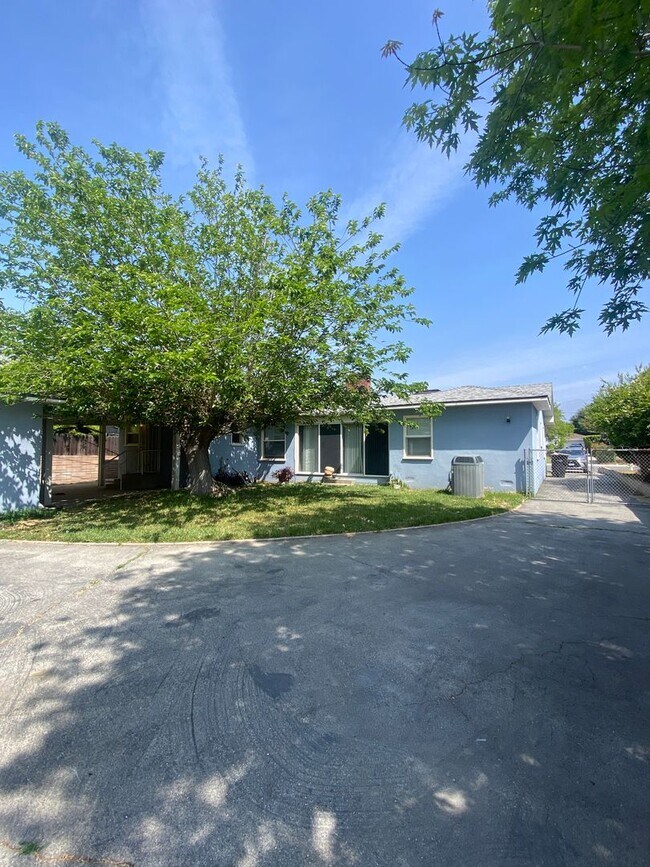 Building Photo - 3 Bedroom Single Story Ontario