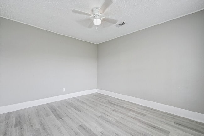 Building Photo - 1101 Elm Unit A St