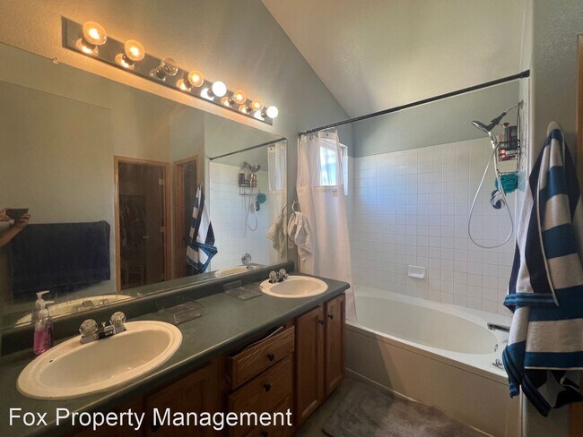 Building Photo - 3 br, 3 bath House - 6500 Stagecoach Avenue