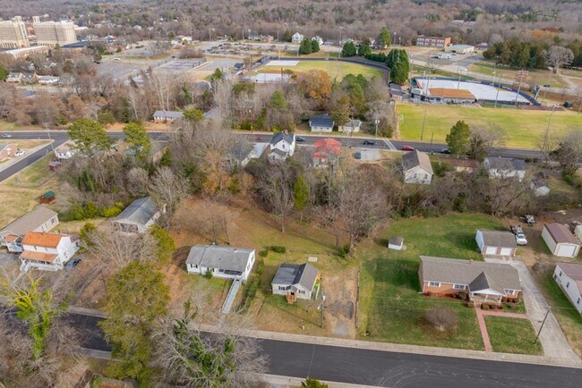 Building Photo - Updated 2-Bedroom Home Walking Distance to Longwood University!