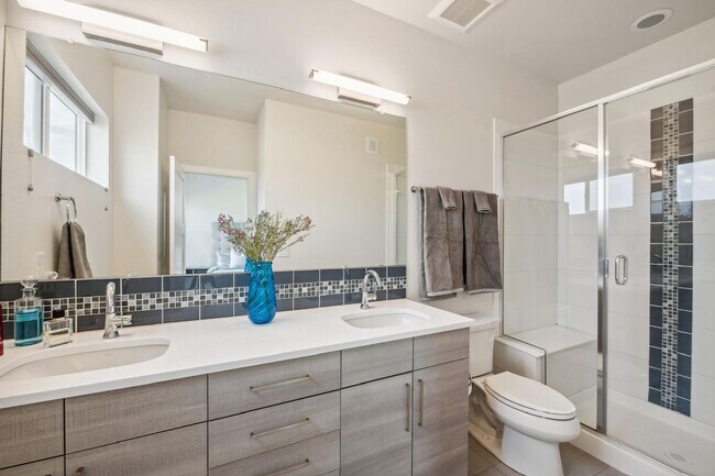 Building Photo - West Longmont 2BDR w/ Mountain Views