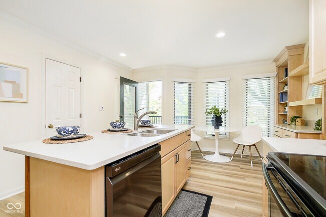 Building Photo - 592 E Vermont St