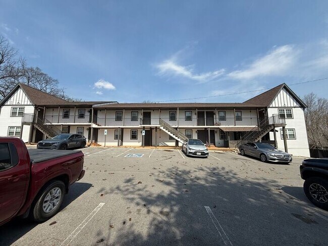 Building Photo - Remodeled Studio in Woodbine