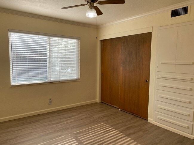 Building Photo - 3 Bedroom 2 Bath in Mature Neighborhood fo...