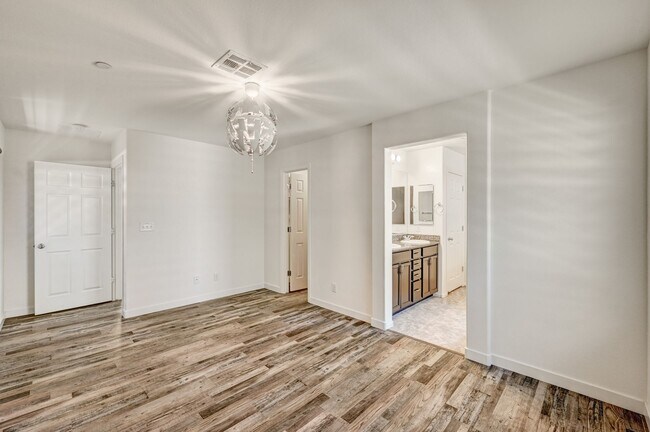 Building Photo - Exquisite Townhome - Life of luxury