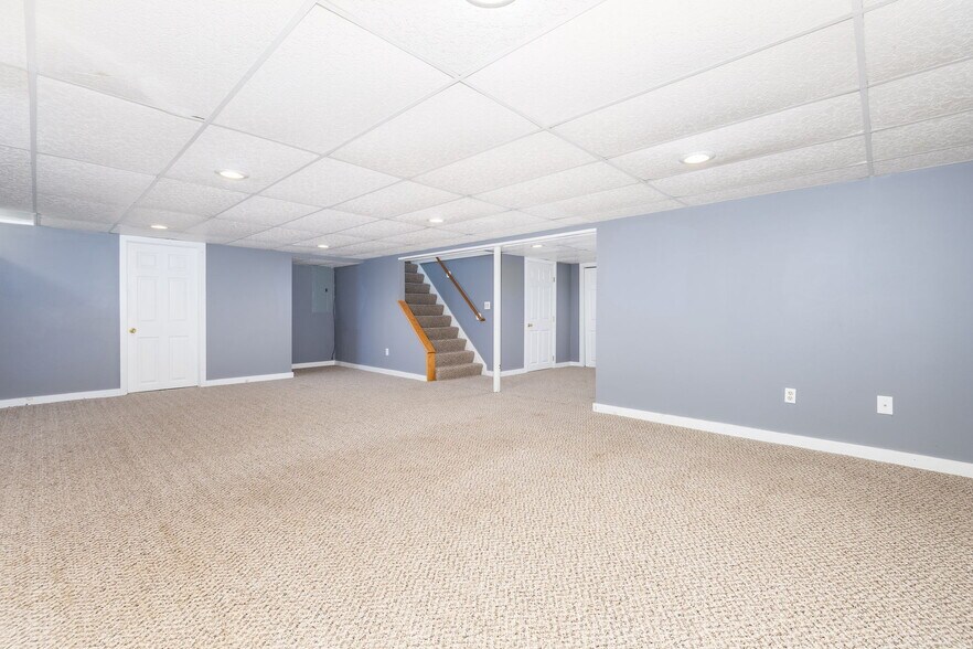 Building Photo - 10 Holiday Ln