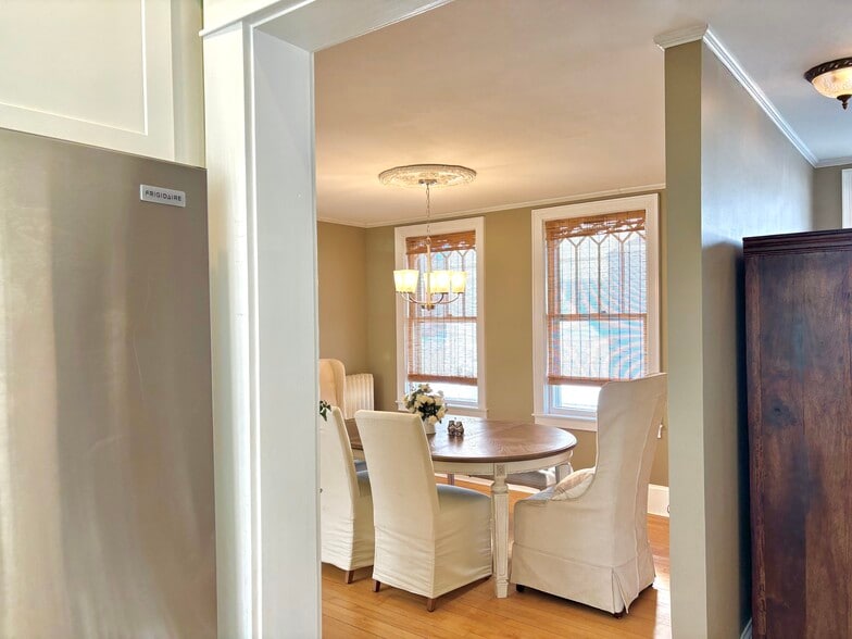 Building Photo - 107 Maple St