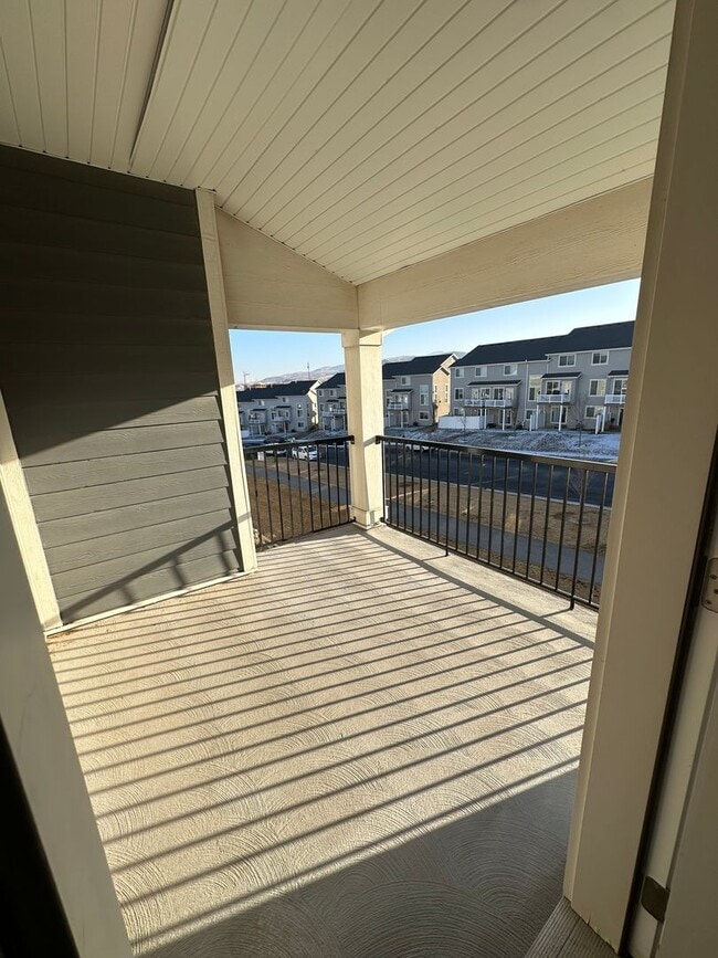 Building Photo - Bright and Modern 3 Bed Condo in Prime Location with Pool & Clubhouse!!