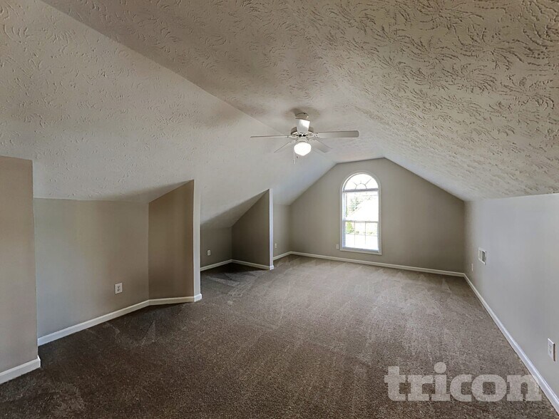 Building Photo - 901 Highland Dr