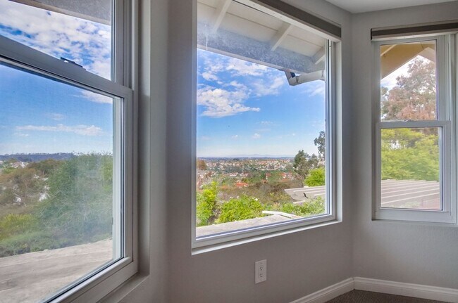 Building Photo - **Available Now*** Encinitas,  4 bedroom, 2.5 bathroom with 2 car garage***