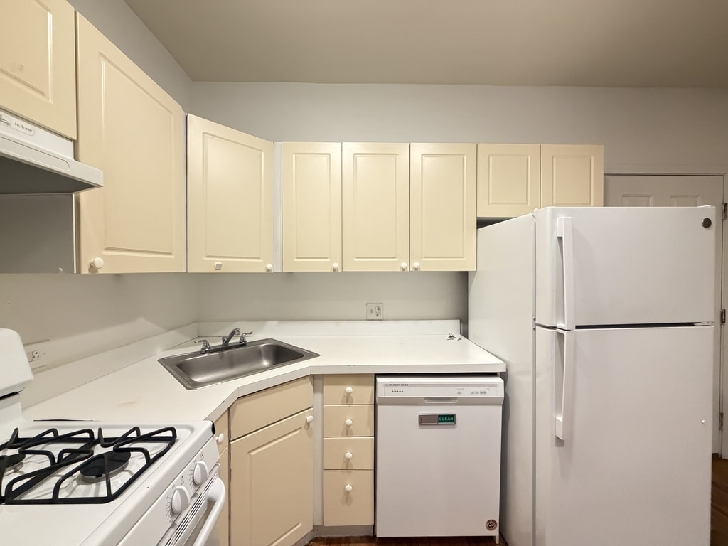 Building Photo - 909 W Dakin St