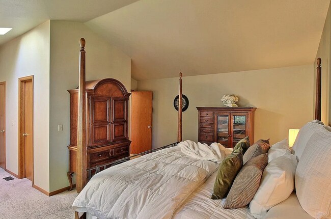 Building Photo - Spacious 4-Bedroom Home with Huge Fenced Y...
