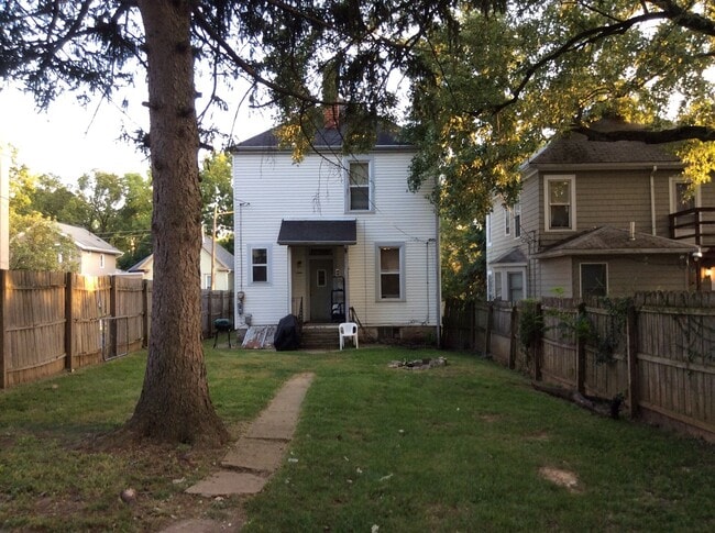 Building Photo - 3 bedroom 1 bath single family home with yard.