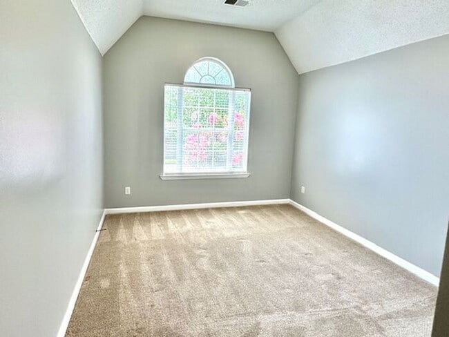 Building Photo - Spacious 3 Bedroom 2.5 With Loft Area Home...
