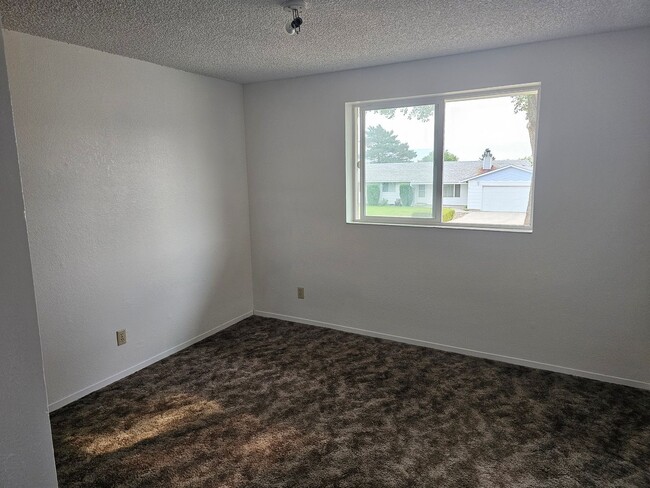 Building Photo - 208 Aquarius Way