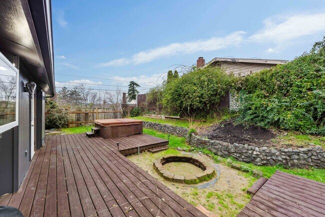 Building Photo - GORGEOUS 3 Bedroom (+BONUS ROOM!) 2 Bath Home with RV/Boat storage near beaches and shopping!