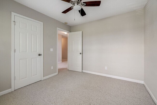 Building Photo - Beautiful Custom Home on Golf Course