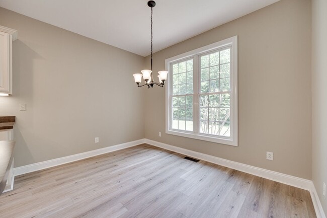 Building Photo - Beautiful 3 bedroom 2 bath Ranch with Bonu...