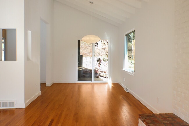 Building Photo - 21 Woodbury Rd