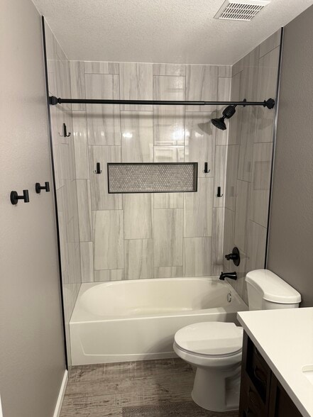 Master bath - 7153 Arrowroot Ave