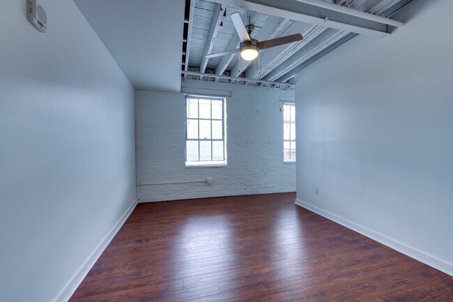 Building Photo - Newly Rennovated Two Bedroom