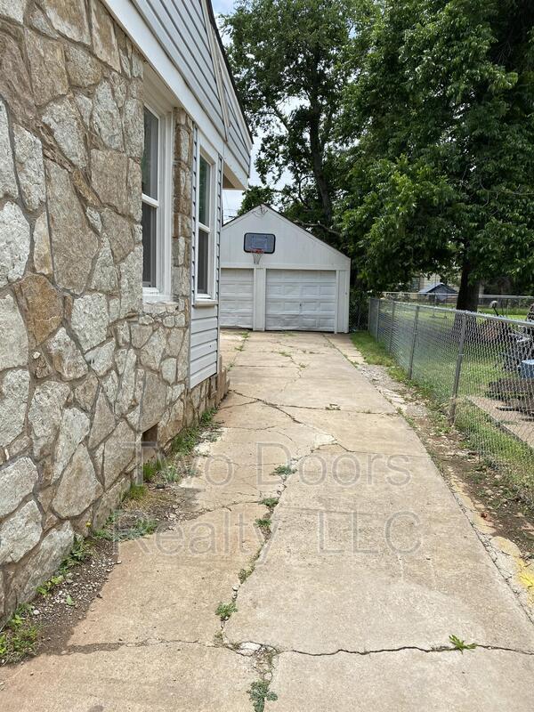 Building Photo - 632 SW 44th St